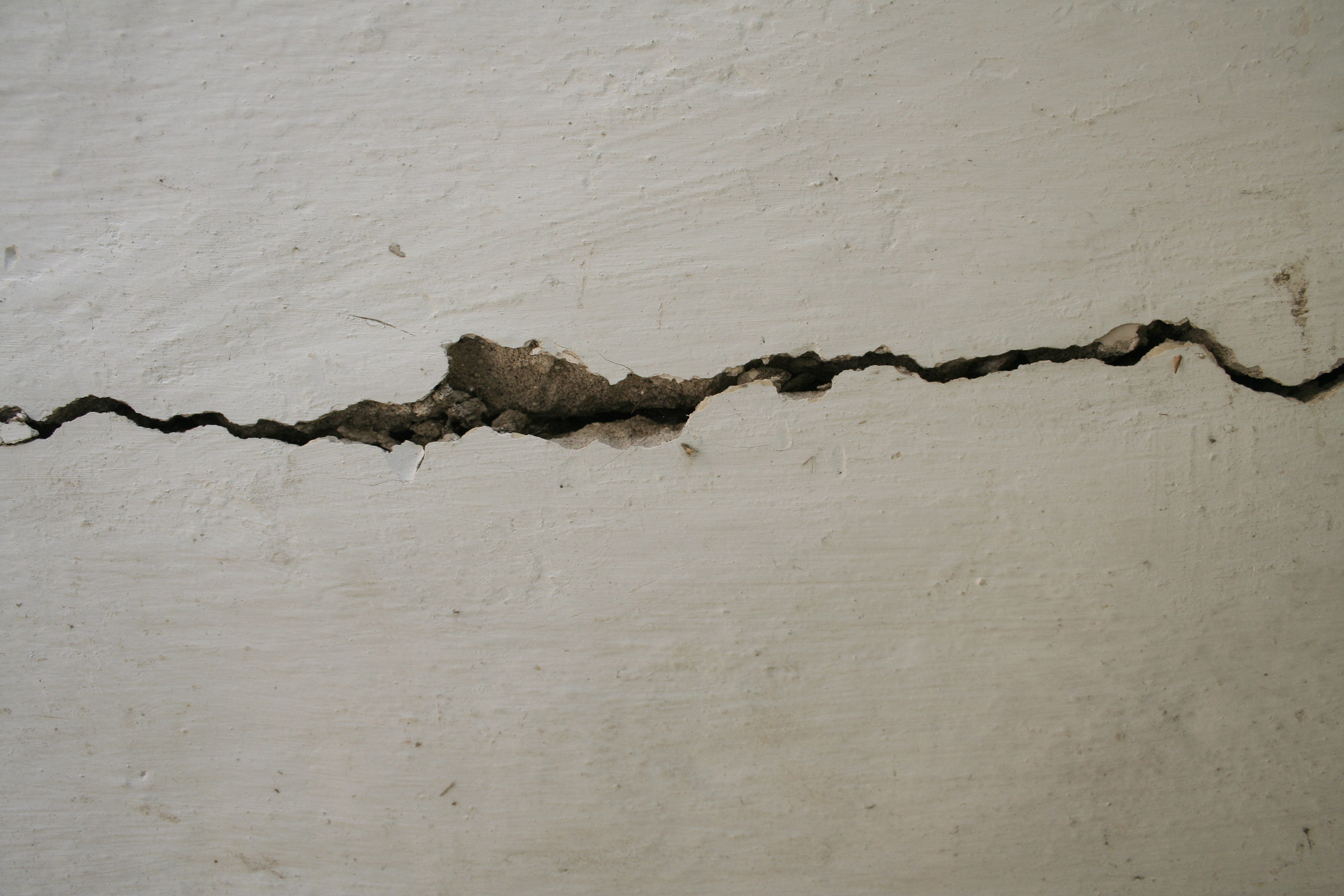 white wall crack texture